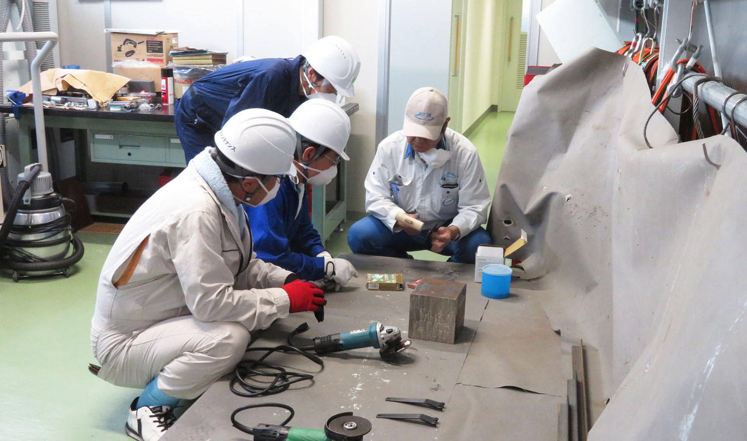 Replacement and trial operation of free grinding wheels