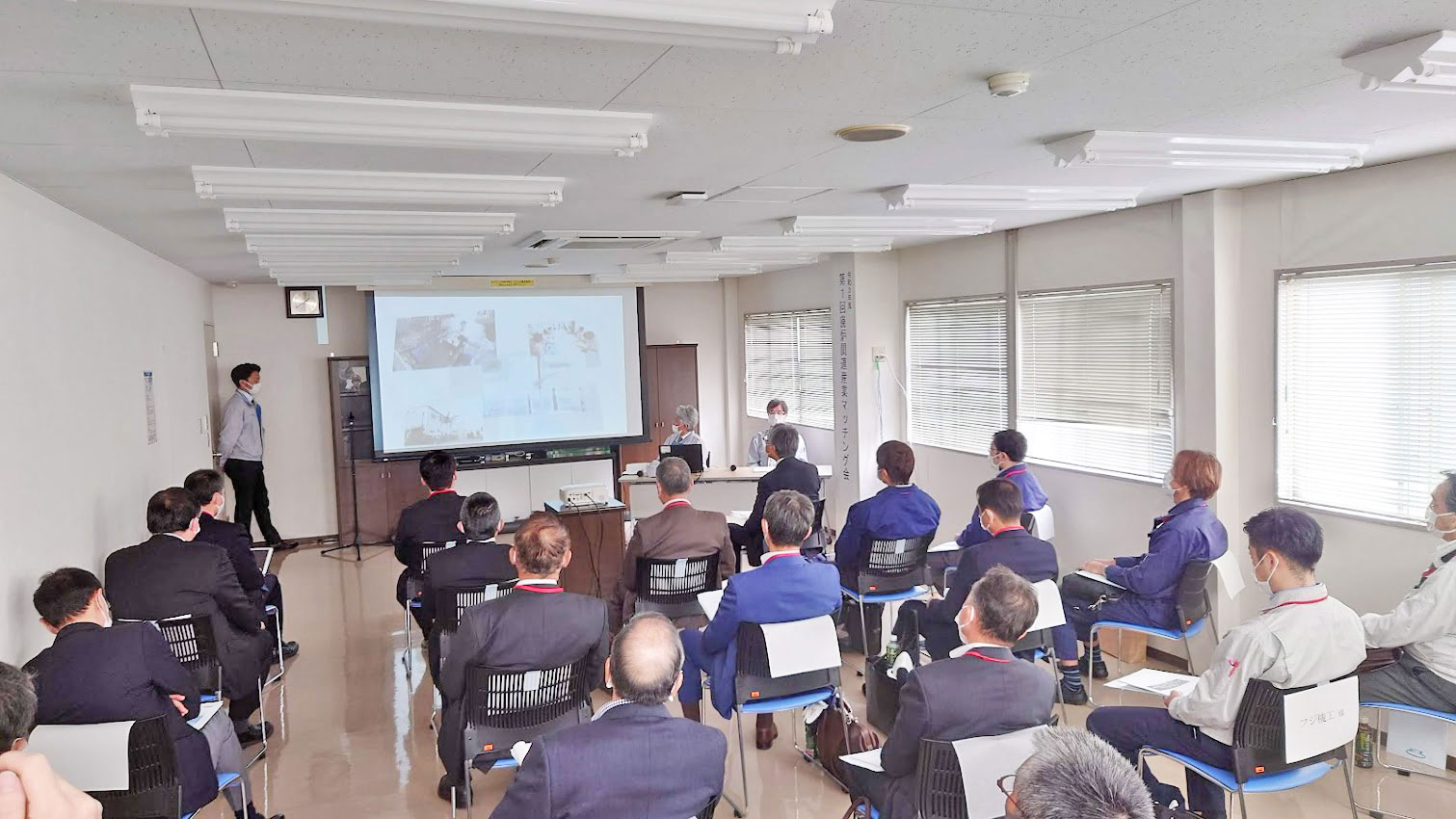 配管縦割り装置の展示とデモ